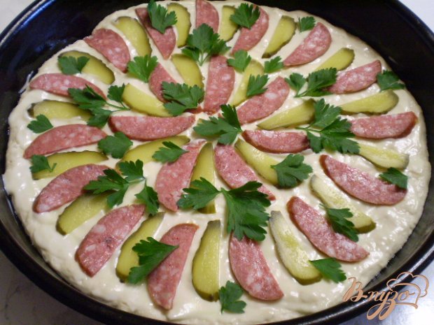 Пицца с копченой колбасой, огурцами и сыром Пицца с копченой колбасой, огурцами и сыром