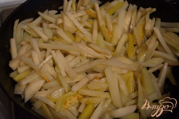 Нежная жареная картошка с зеленью Нежная жареная картошка с зеленью