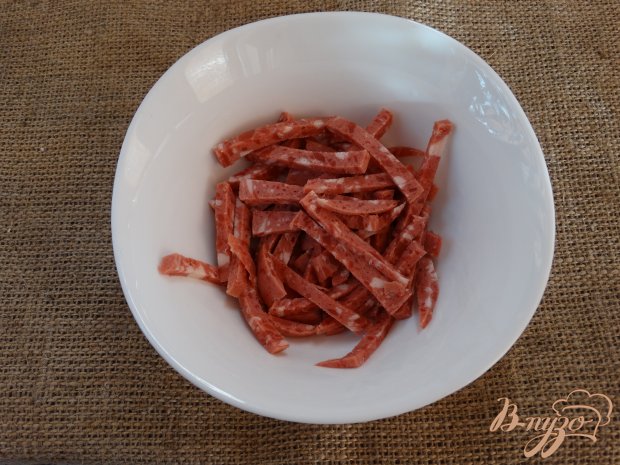 Рецепт Салат с копченой колбасой сухариками и омлетом