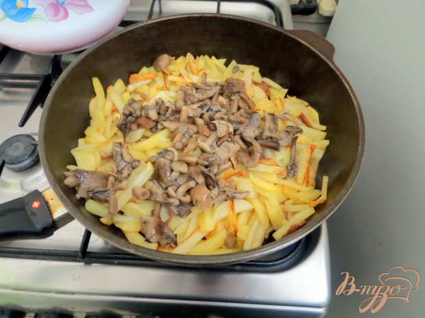 Картофель жареный с грибами и луком Картофель жареный с грибами и луком