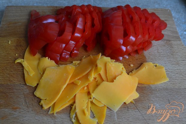 Рецепт Салат с помидорами, копченой курицей ,сыром и нутом +соус