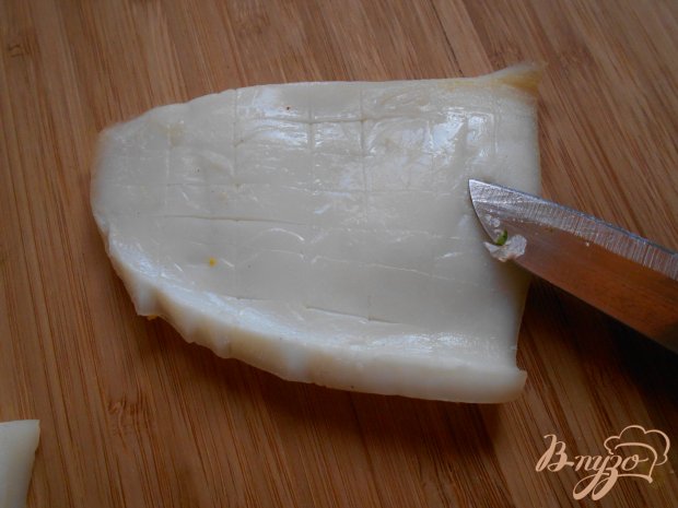 Рецепт Салат с кальмарами и картофельными чипсами