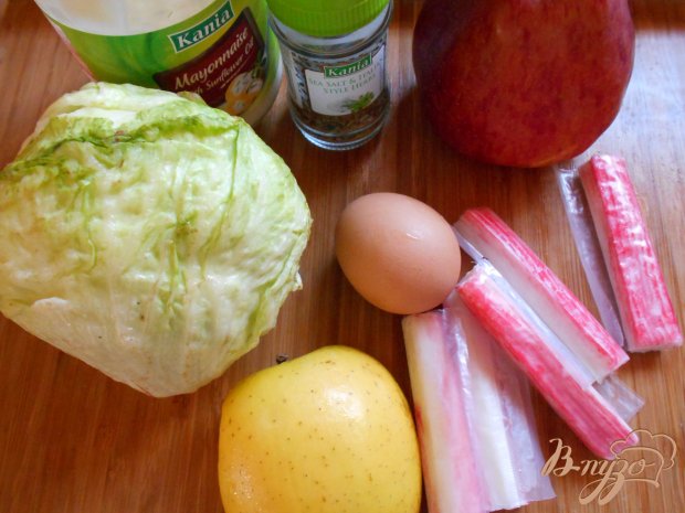 Рецепт Салат с крабовыми палочками, яблоками и кочанным салатом