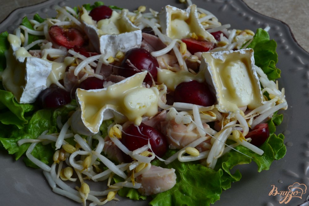 Салат с копченой курицей, черешней и сыром Салат с копченой курицей, черешней и сыром