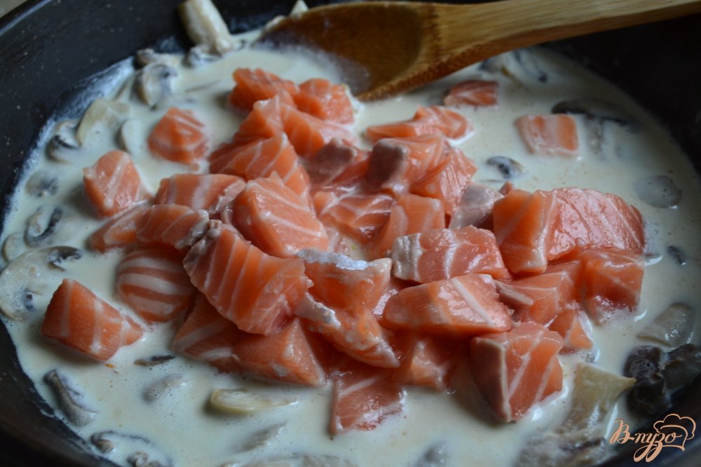 Домашняя паста с соусом из рыбы с шампиньонами Домашняя паста с соусом из рыбы с шампиньонами