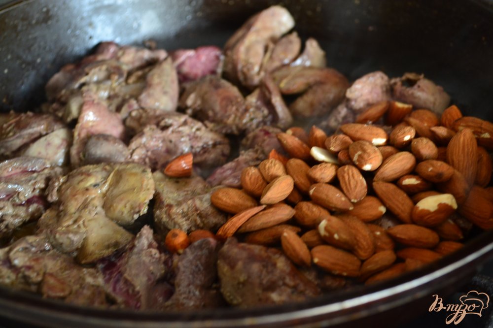 Куриная печень с черешней, миндалем и абрикосами Куриная печень с черешней, миндалем и абрикосами