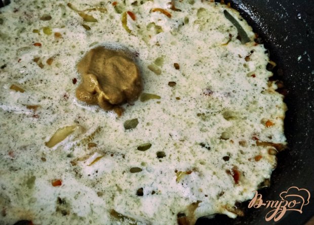 Жареная куриная печень с горчицей и сметаной Жареная куриная печень с горчицей и сметаной
