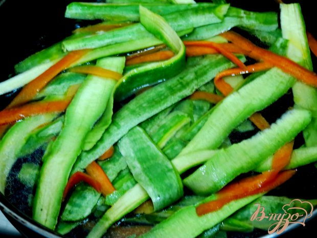 Овощная лапша с кунжутом и соевым соусом Овощная лапша с кунжутом и соевым соусом