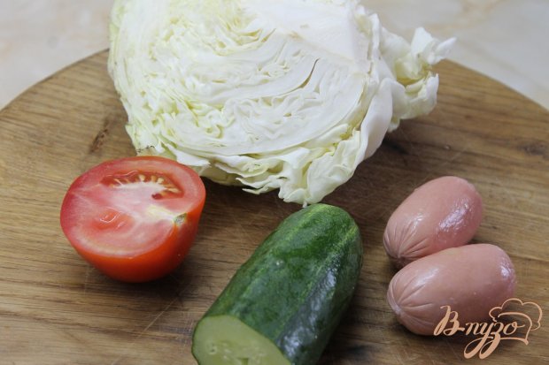 Рецепт Салат с молодой капусты с добавлением сарделек и овощей