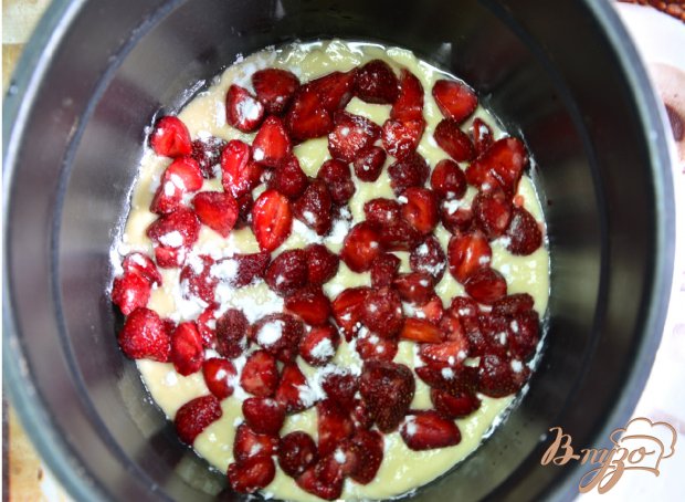 Пирог с клубникой из мультиварки Пирог с клубникой из мультиварки