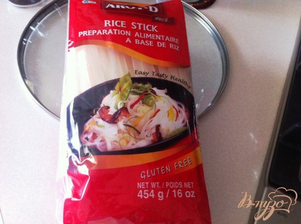 Рецепт Теплый салат из рисовый лапши с овощами и мидиями