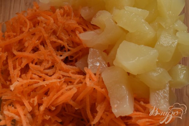 Рецепт Салат с ананасом, сыром и морковью