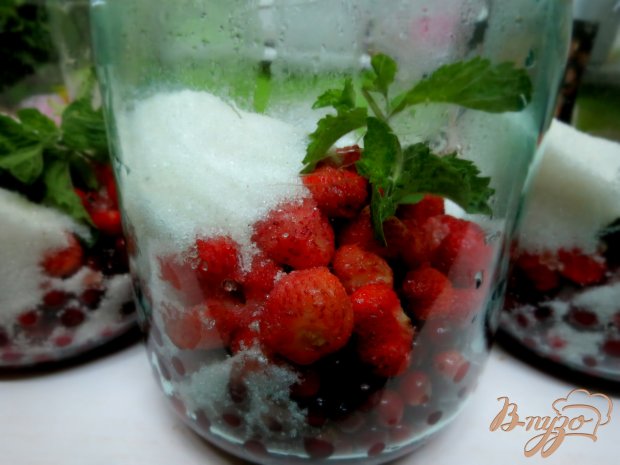 Компот из черешни и клубники Компот из черешни и клубники
