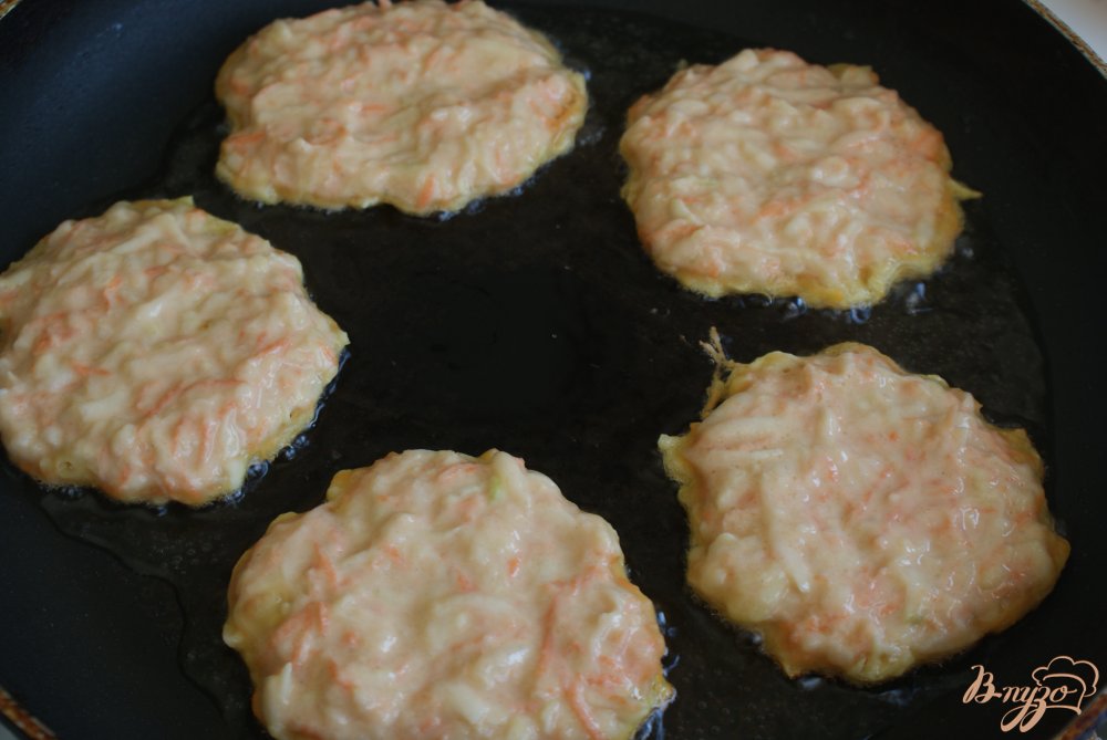 Кабачковые оладьи с белым чесночным соусом Кабачковые оладьи с белым чесночным соусом