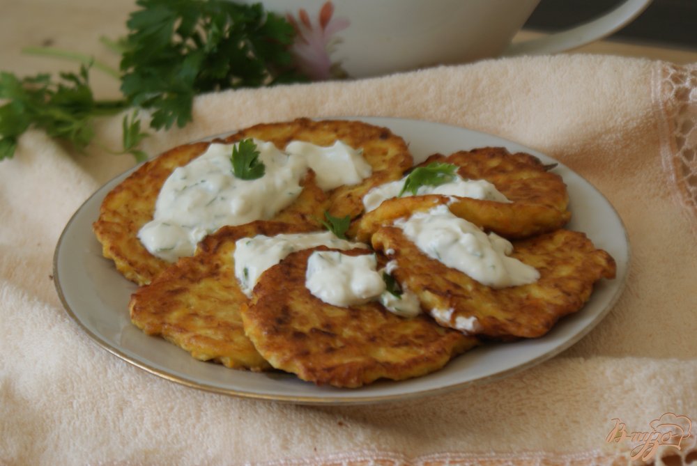 Кабачковые оладьи с белым чесночным соусом Кабачковые оладьи с белым чесночным соусом