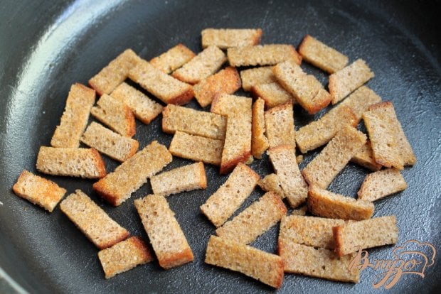 Зеленый салат с брынзой и гренками Зеленый салат с брынзой и гренками