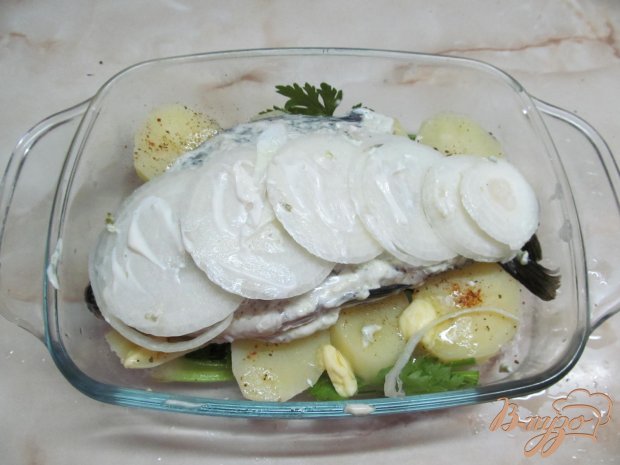Карась запеченный на сельдерее и картофеле Карась запеченный на сельдерее и картофеле