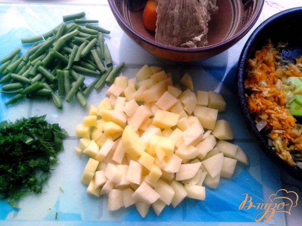 Суп с говядиной, овощами и яичными полосками Суп с говядиной, овощами и яичными полосками