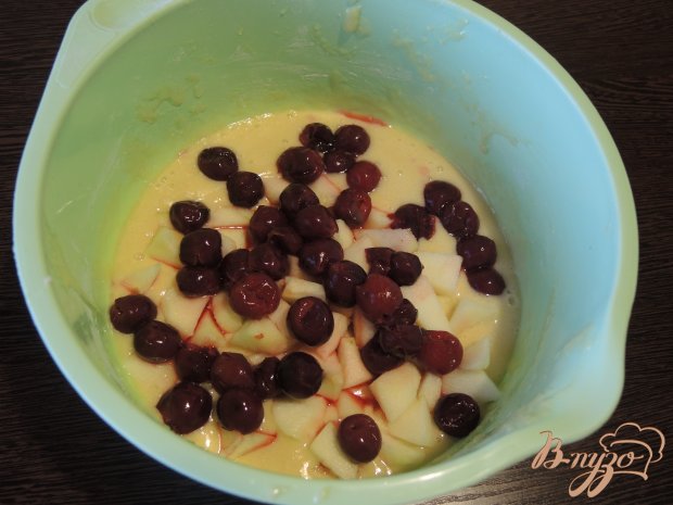 Шарлотка с яблоками и вишней Шарлотка с яблоками и вишней