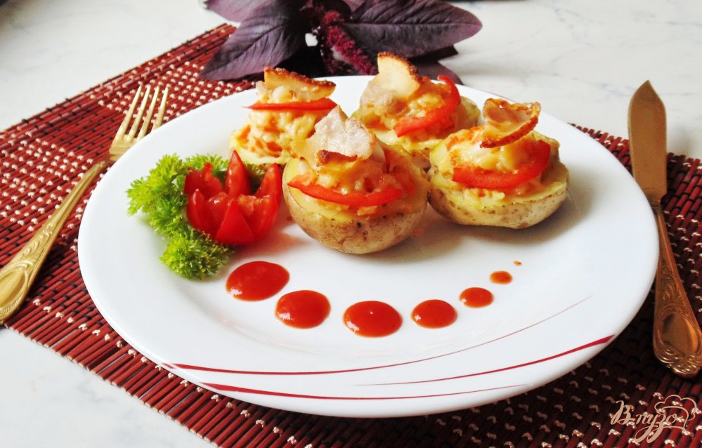Картофель фаршированный овощами и салом Картофель фаршированный овощами и салом