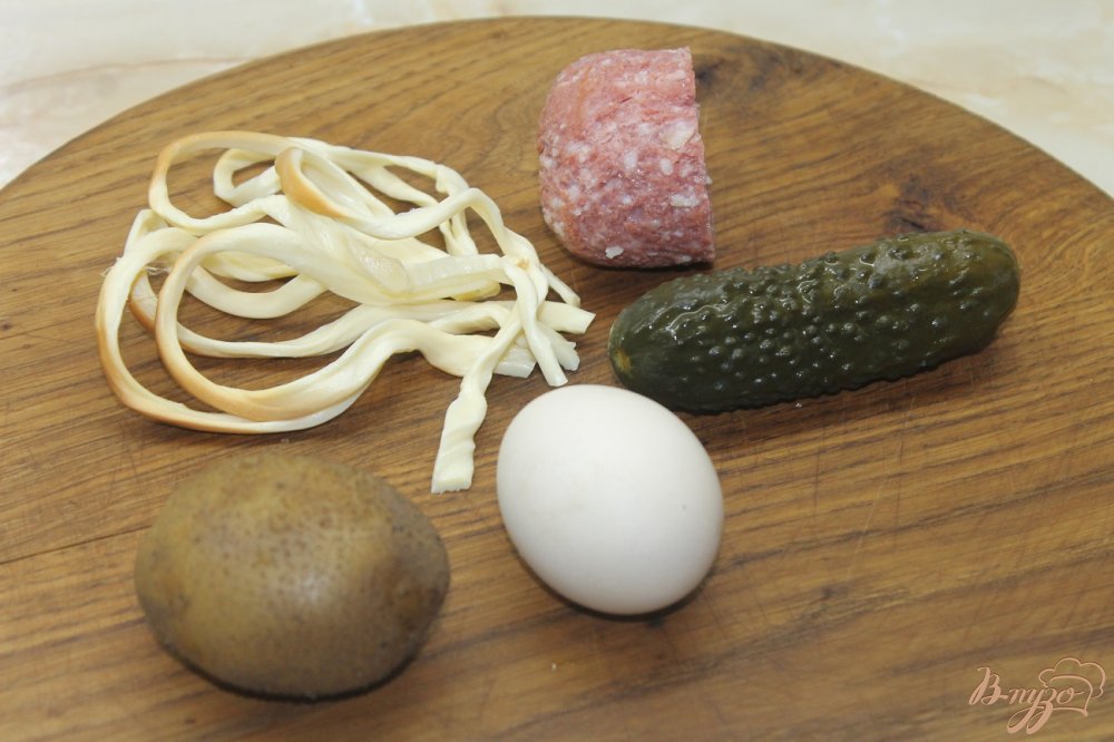 Рецепт Салат с копченой колбасой и отварным картофелем