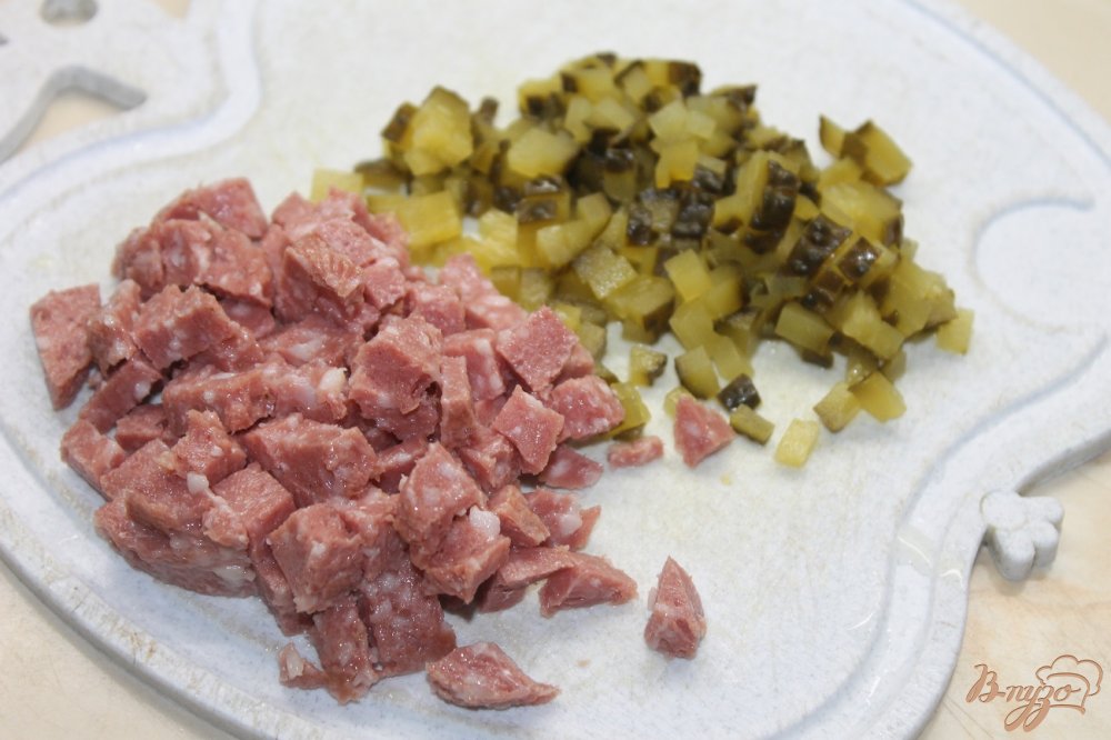 Салат с копченой колбасой и отварным картофелем Салат с копченой колбасой и отварным картофелем