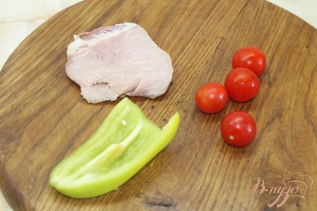 Рецепт Свиная отбивная с помидорами черри и перцем под сыром