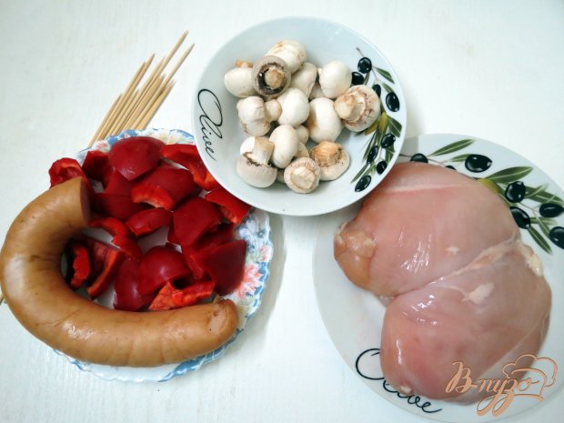 Шашлык из куриного филе, грибов и колбасы Шашлык из куриного филе, грибов и колбасы