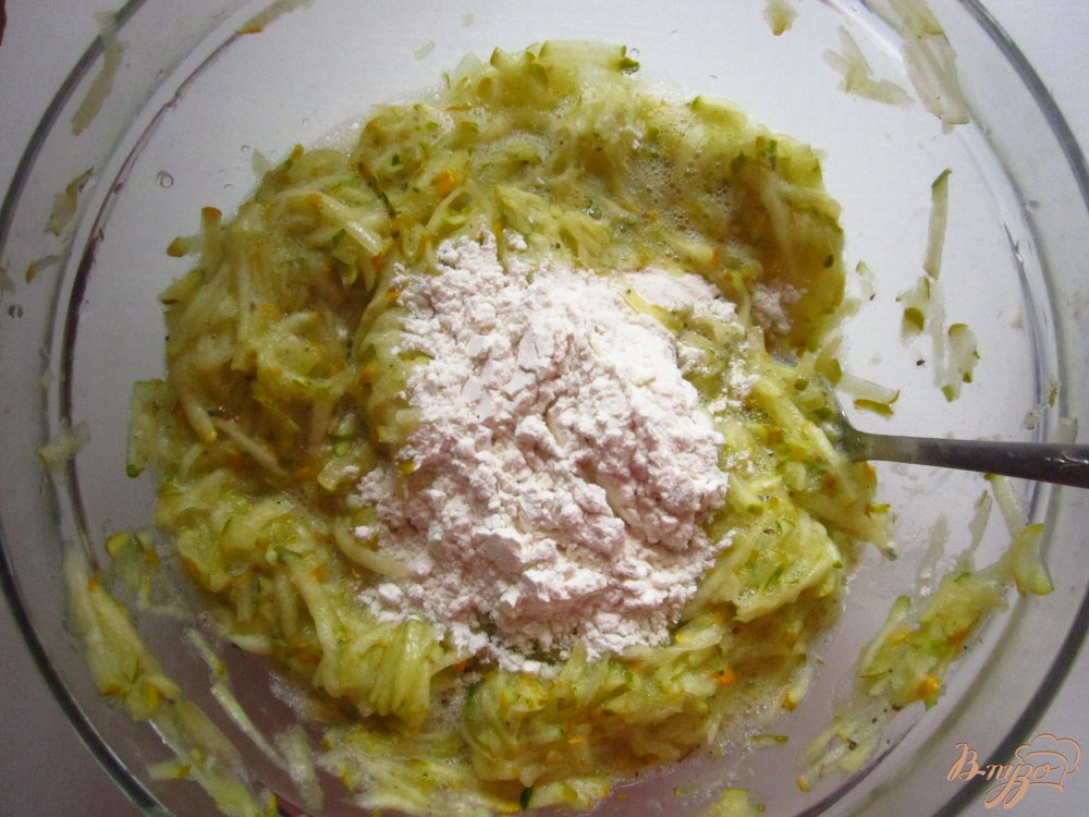 Кабачковый торт с полукопчеными колбасками Кабачковый торт с полукопчеными колбасками