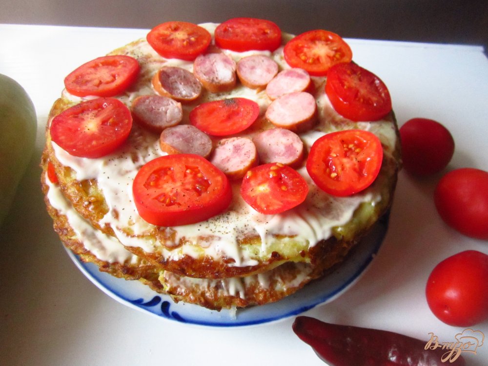 Кабачковый торт с полукопчеными колбасками Кабачковый торт с полукопчеными колбасками