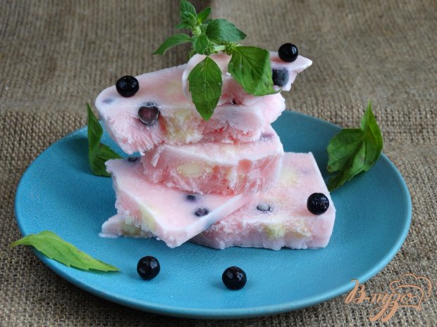 Йогуртовые плитки с ананасом и черникой Йогуртовые плитки с ананасом и черникой