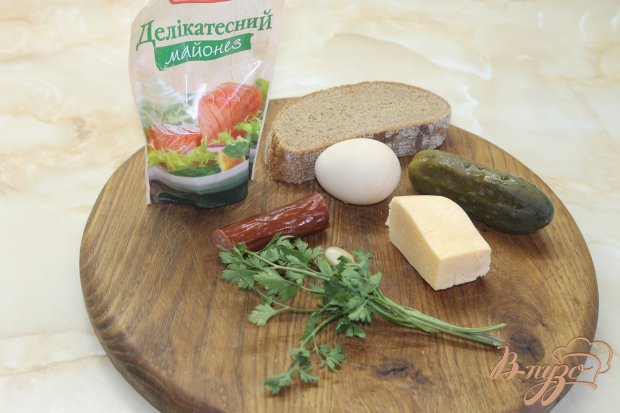 Рецепт Салат с охотничьими колбасками и ржаными сухариками