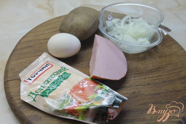 Рецепт Слоеный салат с вареной колбасой и отварными овощами