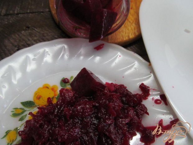 Салат со шпротами и маринованной свеклой Салат со шпротами и маринованной свеклой