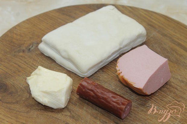 Рецепт Слойки с колбасой и охотничьими колбасками