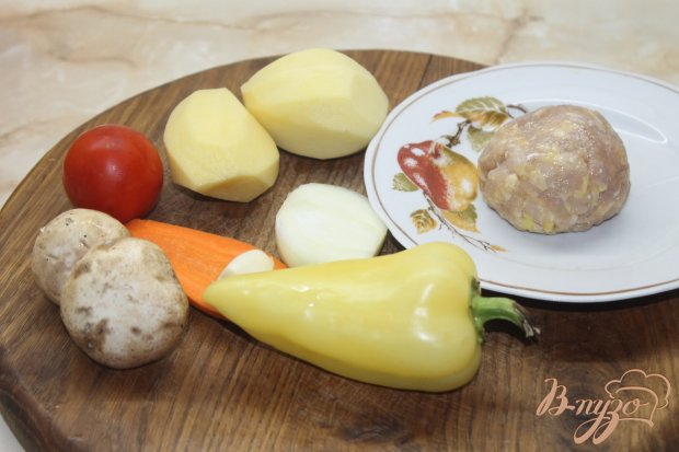 Рецепт Тушенный картофель с грибами и куриными фрикадельками
