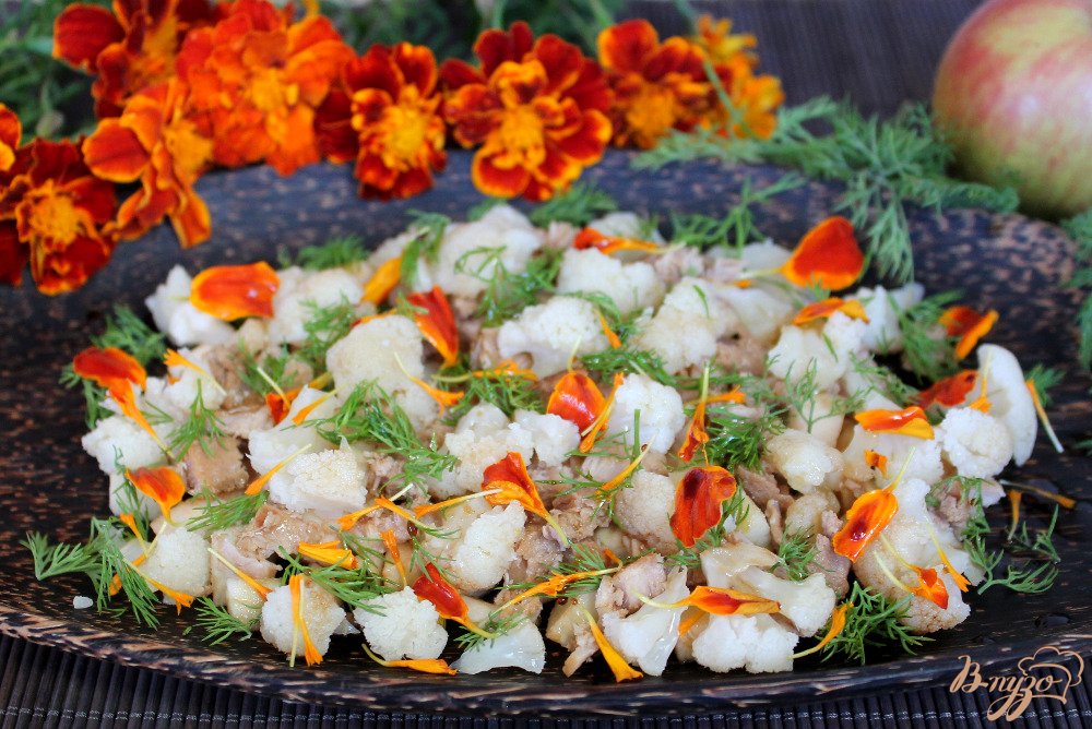 Мясной салат с яблоками, цветной капустой и чернобрывцами. Мясной салат с яблоками, цветной капустой и чернобрывцами.