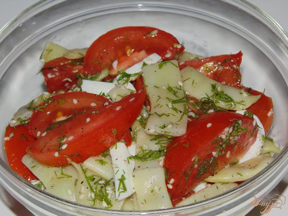 Салат из стручковой фасоли с помидором и кунжутом Салат из стручковой фасоли с помидором и кунжутом