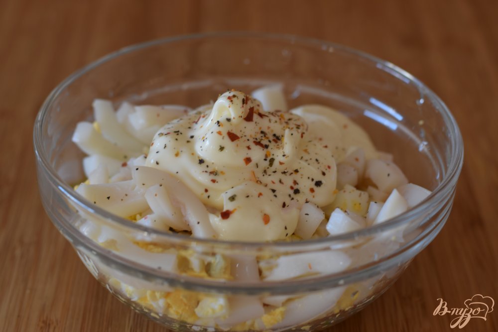 Салат с кальмаром, яйцом и зеленым луком Салат с кальмаром, яйцом и зеленым луком