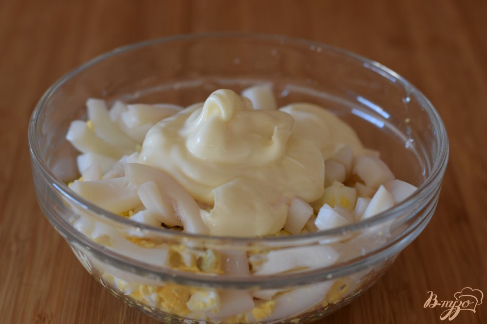 Салат с кальмаром, яйцом и зеленым луком Салат с кальмаром, яйцом и зеленым луком