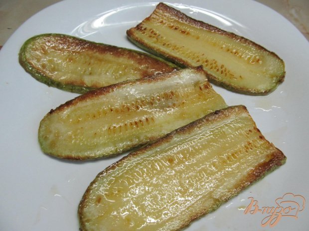 Рецепт Рулеты из кабачка с маринованной морковью и шпротами