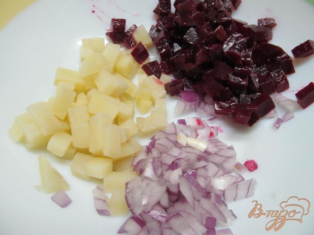 Рецепт Картофельный салат со свеклой и сардельками