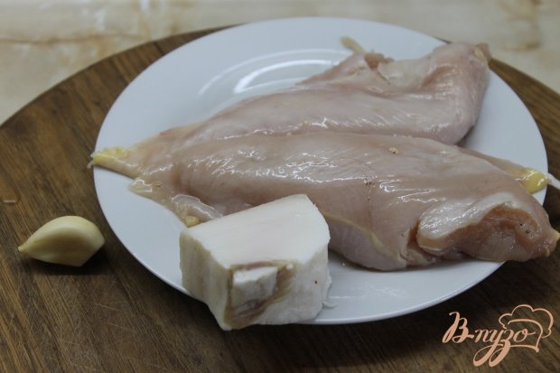Рецепт Куриное мясо с салом и соусом приготовленное в фольге