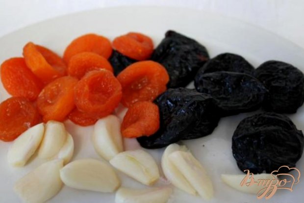 Рецепт Телятина запеченая с курагой, черносливом и чесноком