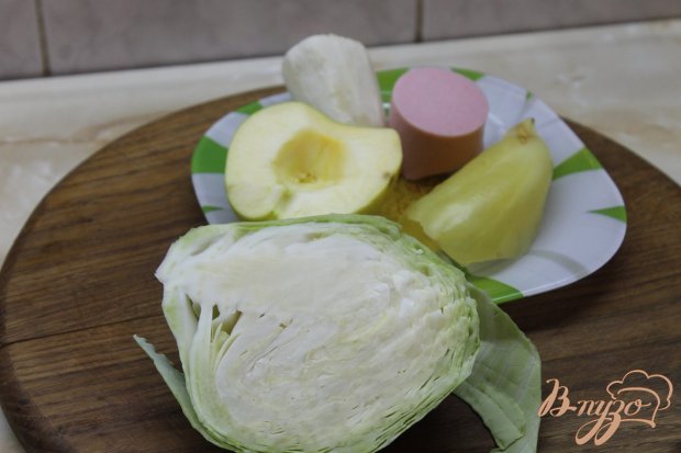 Рецепт Салат с капусты и яблок с колбасой