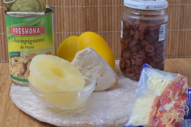 Пицца с курицей, грибами и ананасом Пицца с курицей, грибами и ананасом
