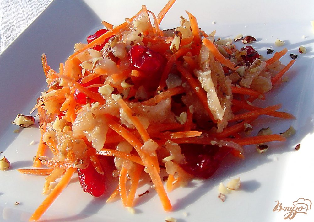 Десертный салат из моркови, груши и вяленой клюквы Десертный салат из моркови, груши и вяленой клюквы