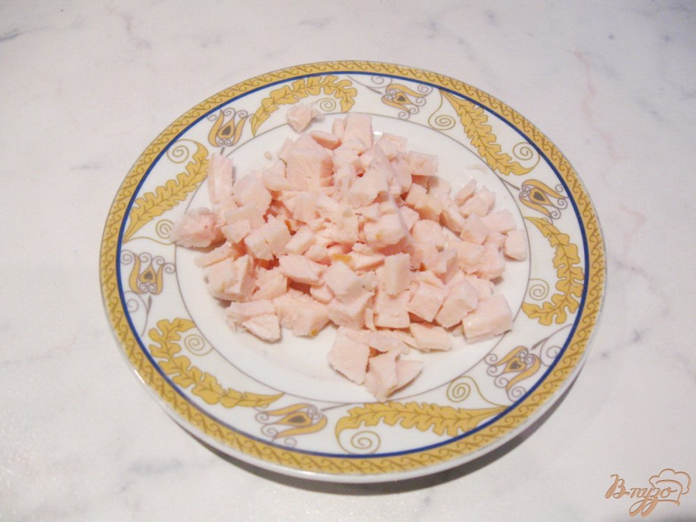 Лёгкий салат с курицей, огурцом, помидорами и яйцом. Лёгкий салат с курицей, огурцом, помидорами и яйцом.