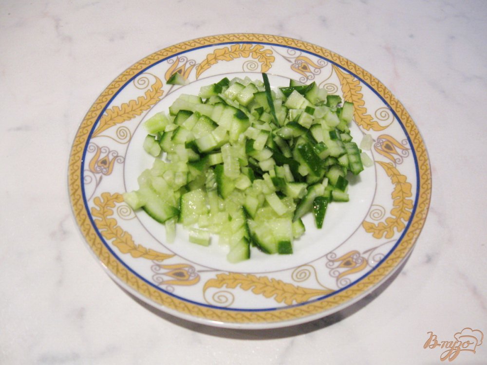 Лёгкий салат с курицей, огурцом, помидорами и яйцом. Лёгкий салат с курицей, огурцом, помидорами и яйцом.