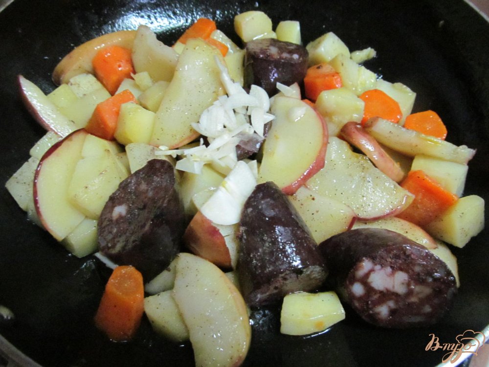 Салат из овощей с яблоком и кровяной колбасой Салат из овощей с яблоком и кровяной колбасой